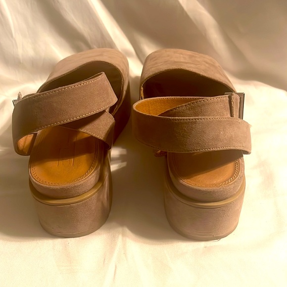 ASOS a platform sandal size 5 but is women size 7 - Picture 2 of 3